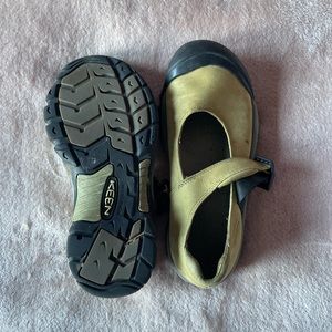 Green keens with buckle